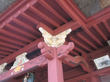 向拝の柱の上の組物