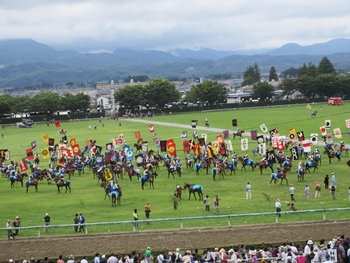 神旗の打ち上げを待つ
